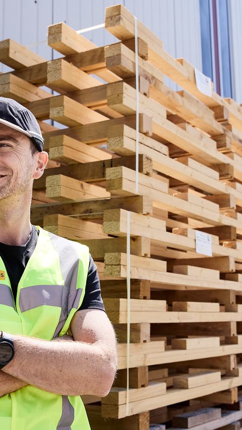 Paul Scheer van Maaswaal voor een stapel pallets bij ROBA