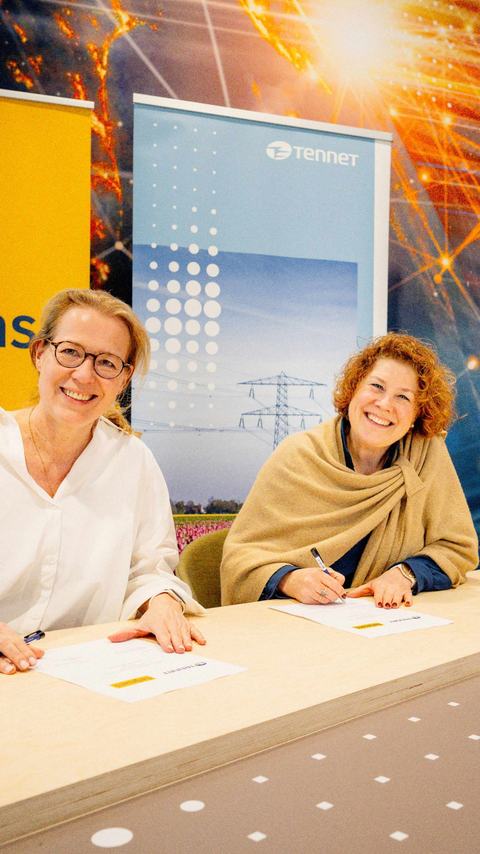 Hoogspanningsstation van dichtbij gefotografeerd.