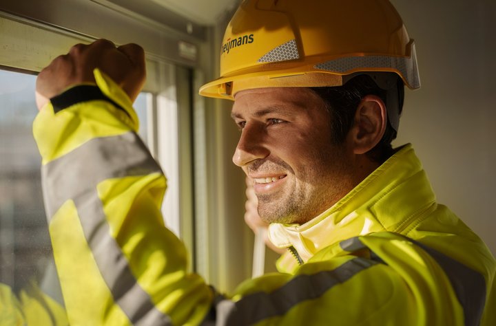 Man kijkt door het raam naar een duurzame, circulaire Heijmans Horizon woning