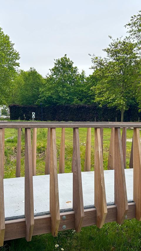 Suzanne Bontemps op brug bij Heijmans