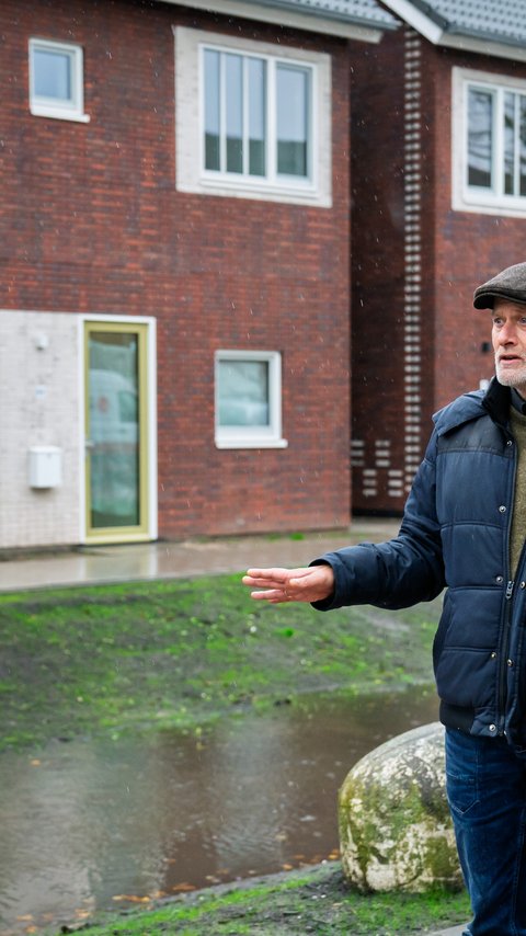 Roland Otto is in gesprek met Op de achtergrond zie je de Heijmans Horizon woningen