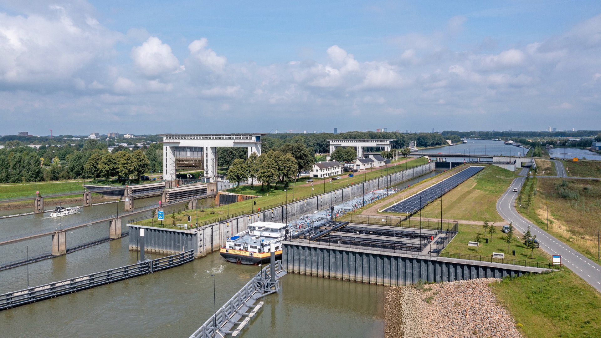 Prinses Beatrixsluis juli 2021 luchtfoto.jpg