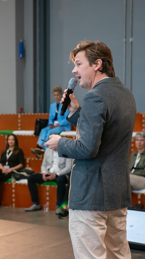 Joppe Stello van Heijmans spreekt tijdens de Klimaattop GO 2025.