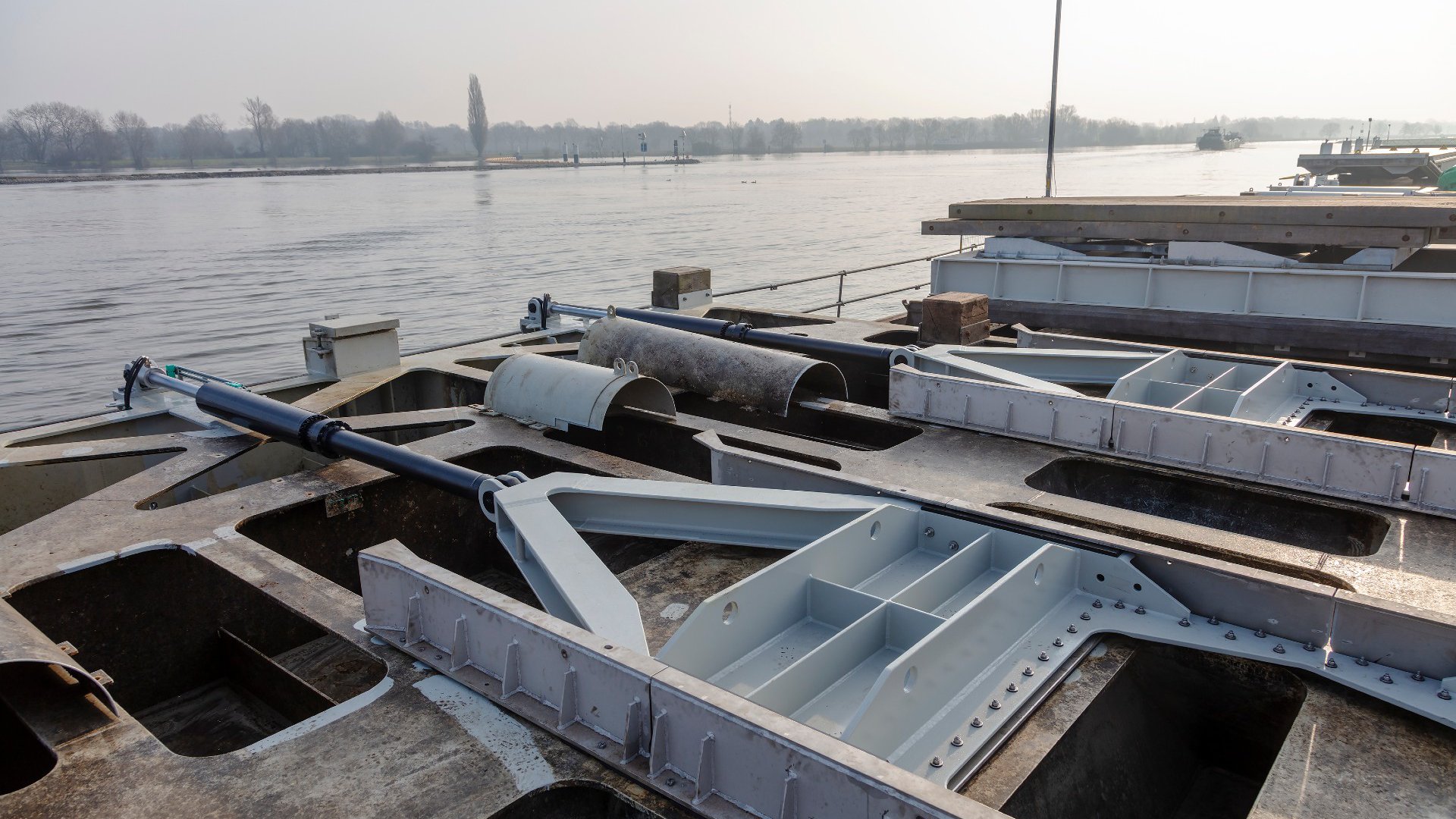 Heijmans waterwerken sluis Sambeek sluisdeur liggend.jpg