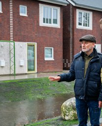 Roland Otto is in gesprek met Op de achtergrond zie je de Heijmans Horizon woningen