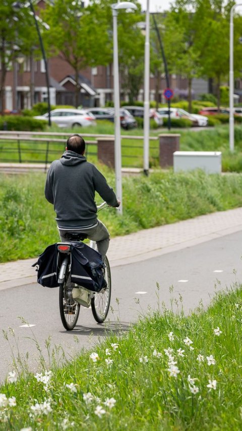 Fietsers in natuurinclusieve wijk Leusden