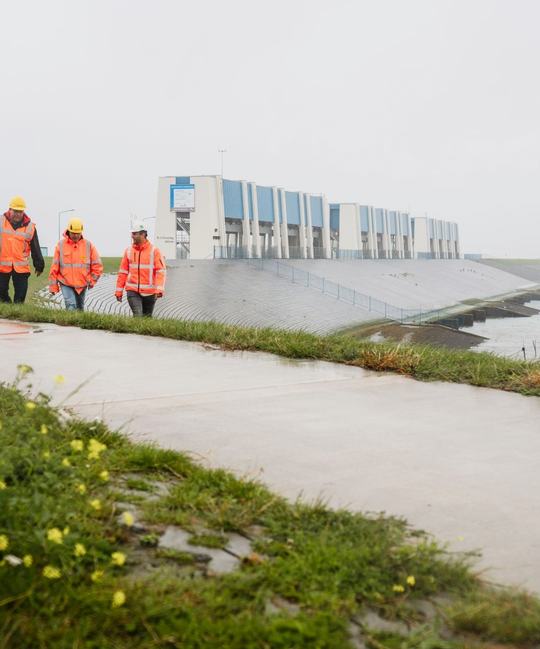 3 vakmensen op de versterkte Lauwersmeerdijk