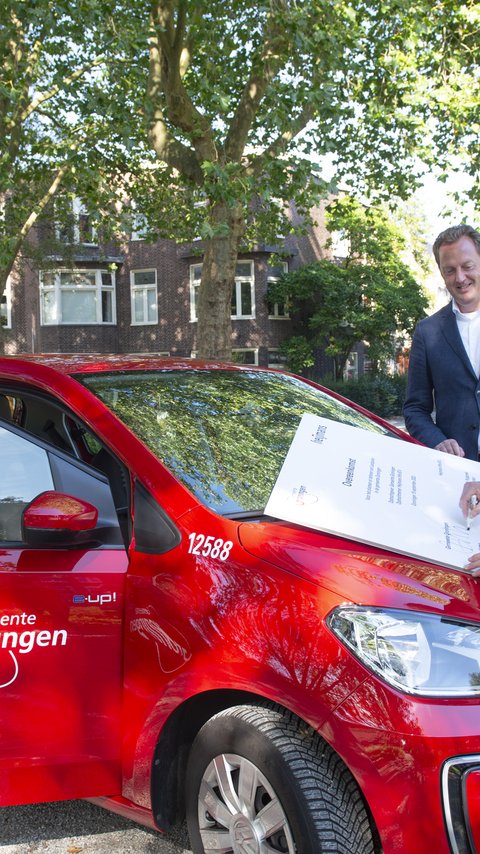 Ondertekening laadpalen gemeente Groningen en Heijmans. Wethouder Broeksma (rechts) tekent de overeenkomst met Waldeck Podgorski (Heijmans)