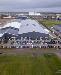 Heijmans heeft in Heerenveen de deuren geopend van een nieuwe fabriek voor de productie van houtskeletwoningen volgens het Heijmans Horizon® concept.