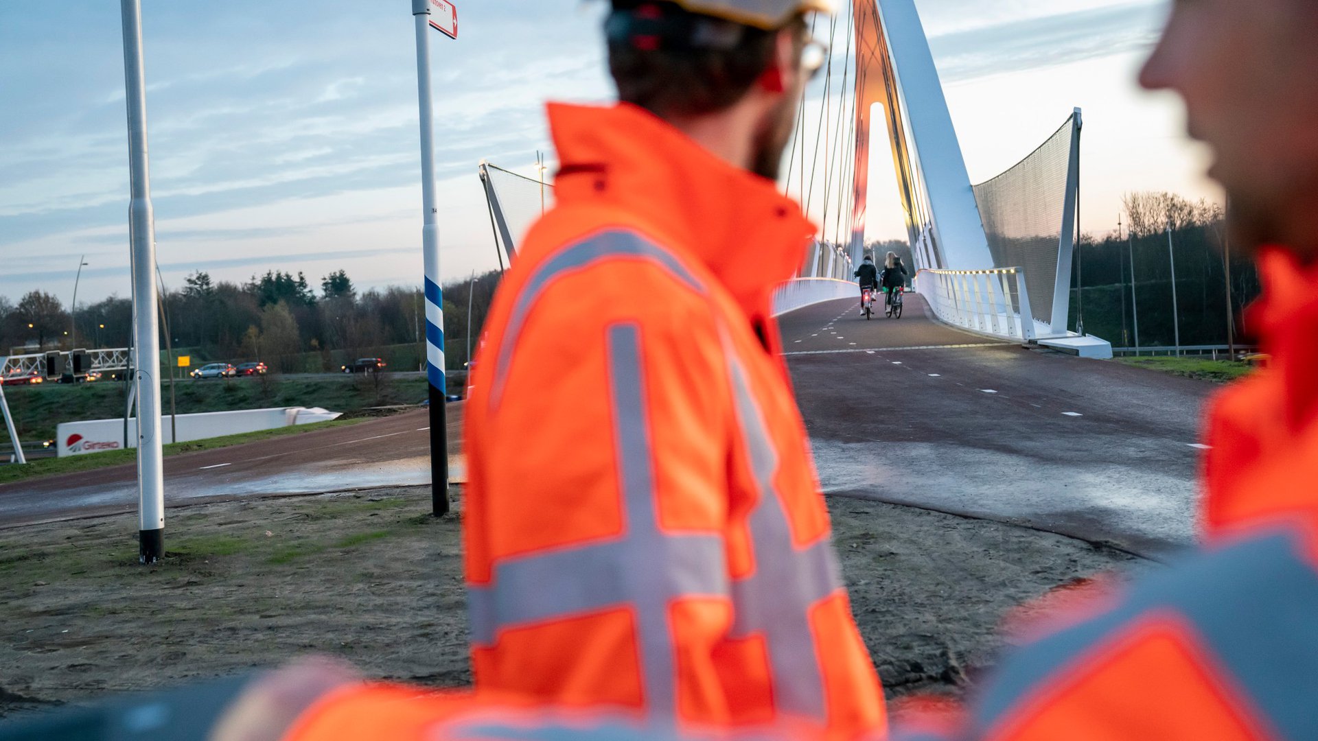 fietsbrug_tegenbosch_eindhoven_heijmans_fietsers.jpeg