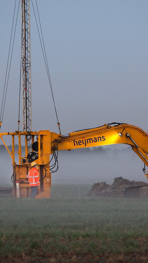 Opsporingsteam met gespecialiseerde apparatuur dat conventionele explosieven detecteert op een bouwplaats.