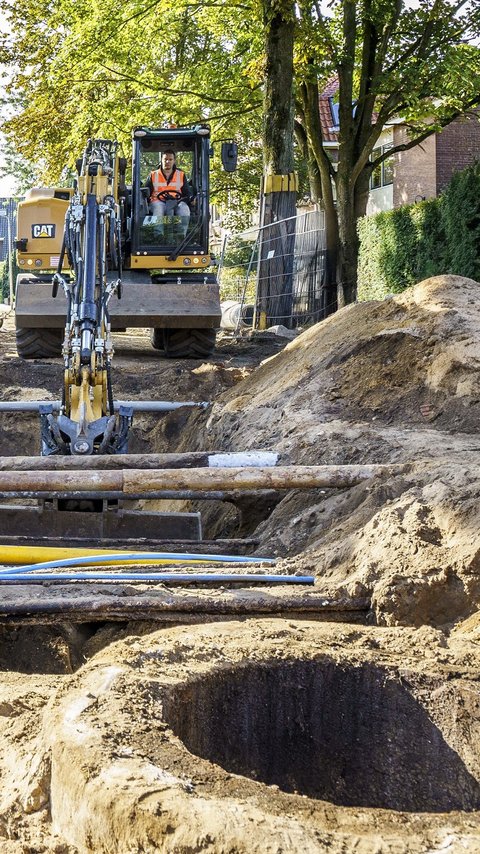 Heijmans medewerker aan het werk aan riolering