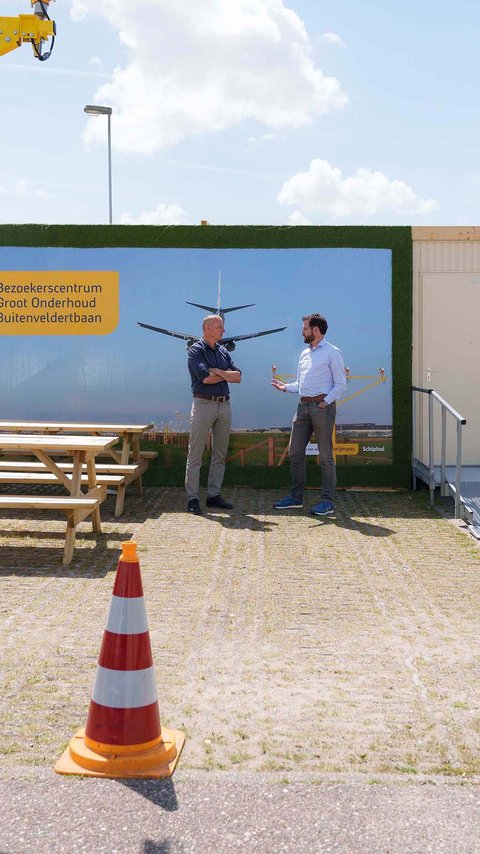 Collega's van Heijmans buiten het bezoekerscentrum van Schiphol.