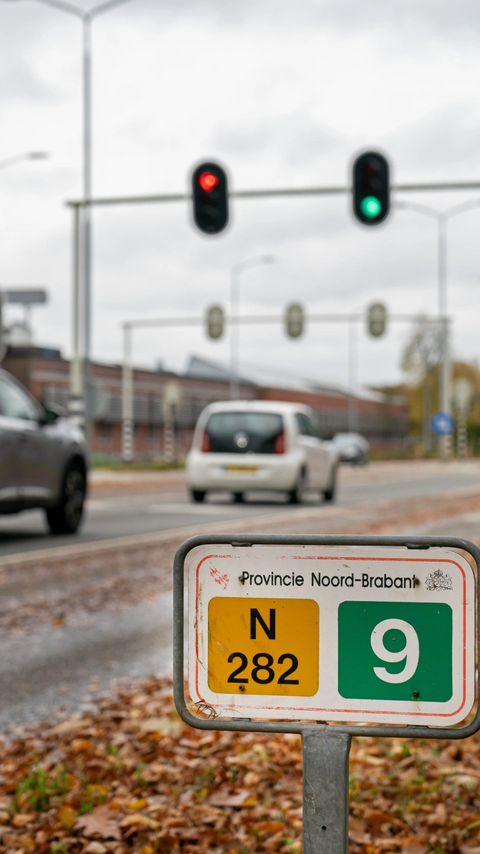 Drukke weg met intelligente verkeerslichten en dynamische verkeersborden voor real-time verkeersregeling.