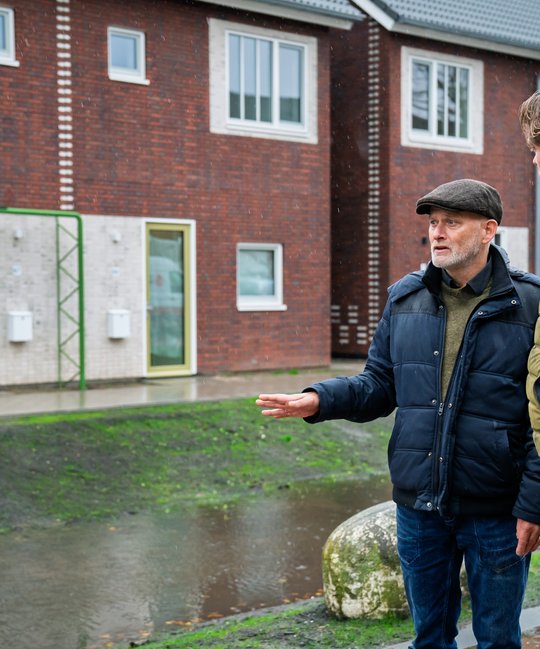 Roland Otto is in gesprek met Op de achtergrond zie je de Heijmans Horizon woningen