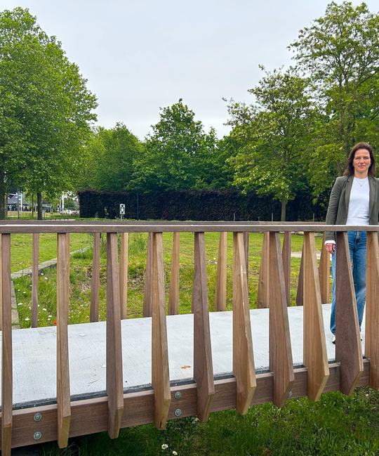 Suzanne Bontemps op de brug boven wadi bij Heijmans in Rosmalen