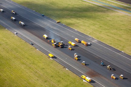 Asfalteren Flightflex Polderbaan Schiphol Heijmans maart 2021.jpg