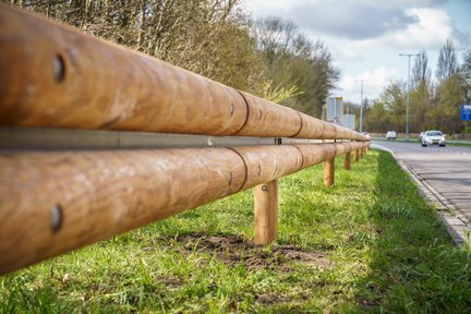 Plaatsing houten vangrails Waterlinieweg Utrecht Heijmans april 2021 2.jpg