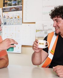 twee mannen aan tafel in de Scheveningse wijk
