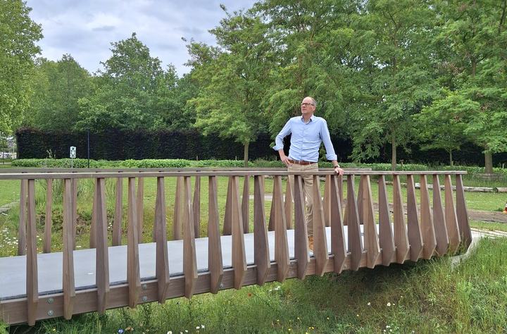 Tom Kohler op de brug voor kantoor Heijmans