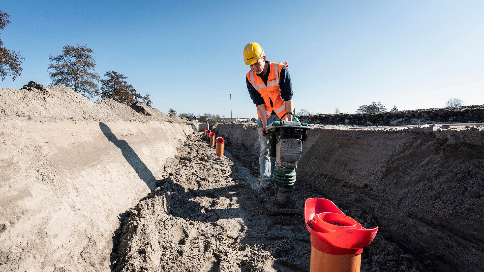 Grondwerk Maanwijk Leusden Heijmans infra regio MiddenOost sleuf.jpg