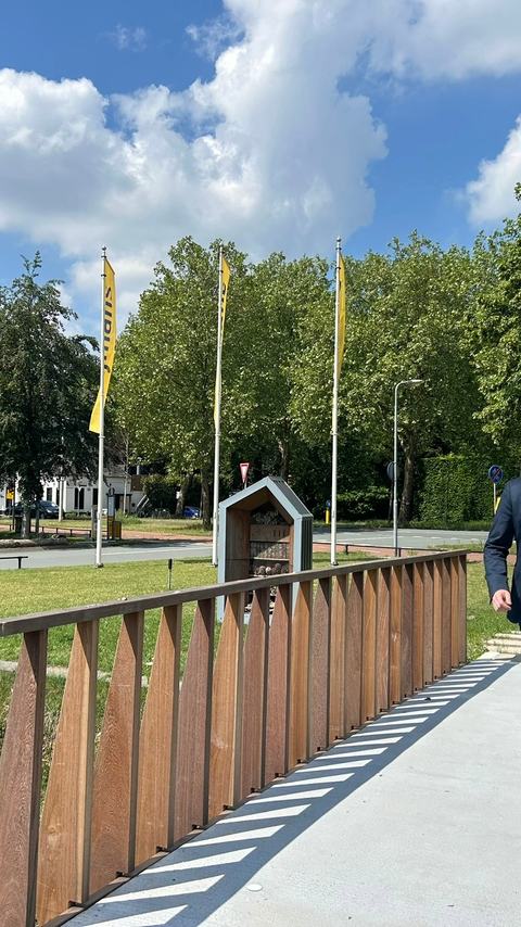 Werner van Eck van Heijmans loopt op een brug.