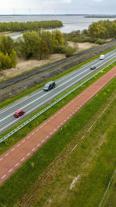 Vernieuwde N59 met duurzame elementen zoals energiezuinige verlichting en groene bermen.