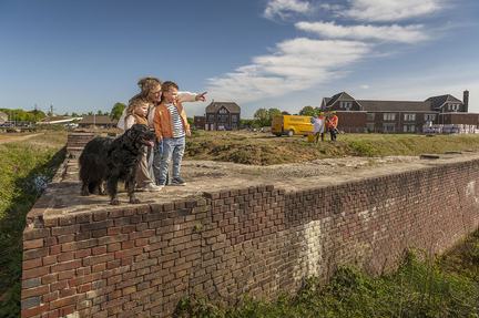 Gezin met hond in woonwijk Venlo