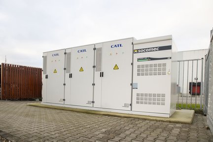 De duurzame batterij bij de houtskeletbouwfabriek in Heerenveen vangt het hele jaar door energie op, die helpt met pieken.