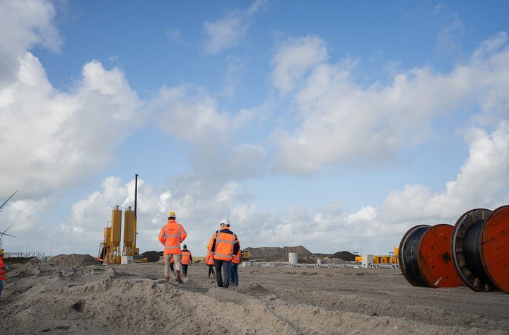 Collega's van Heijmans aan het werk bij de Maas.