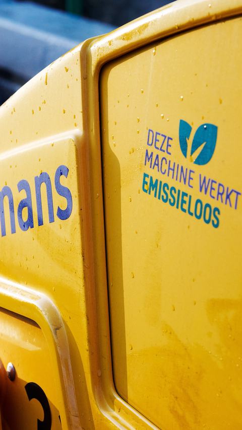 Het hoofdkantoor van Heijmans in Rosmalen, bloemen op de voorgrond.