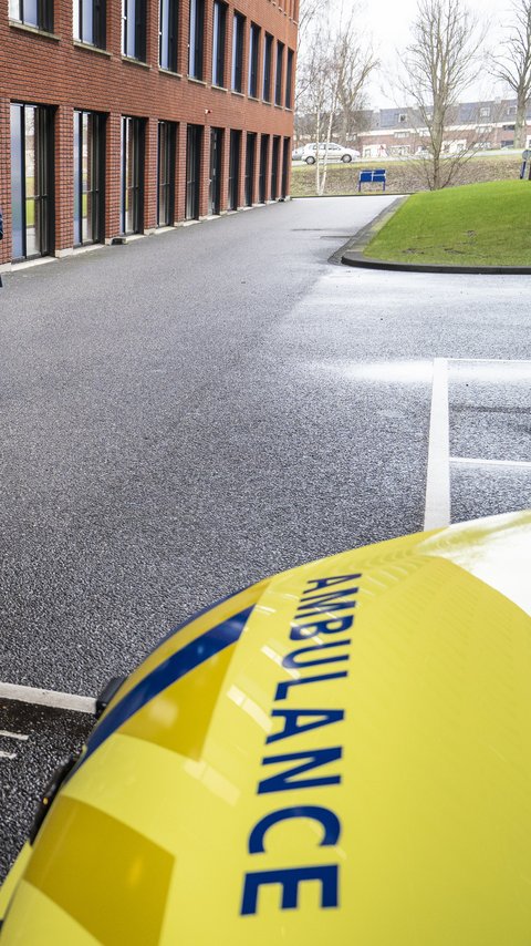 Twee mannen lopen voor het Jeroen Bosch Ziekenhuis.