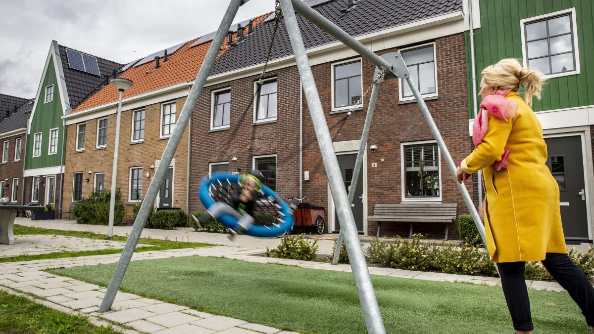 Kinderen spelen in speeltuin voor Heijmans Huismerkwoningen in Landsmeer, Luijendijk Zuid.jpg