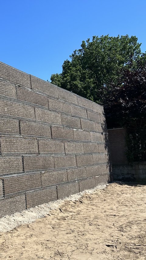 Dublok®modulaire geluidsscherm langs een drukke weg, dat zorgt voor effectieve geluidsreductie en duurzame infrastructuur.