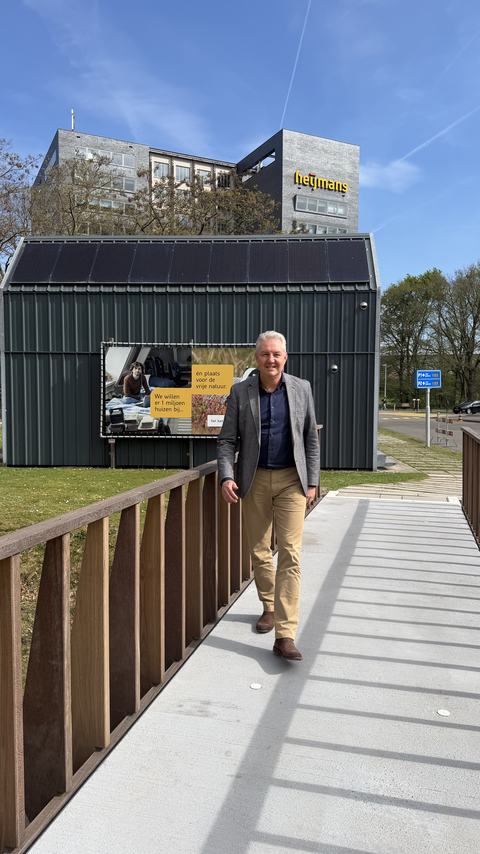 Robert Koolen op de brug voor het hoofdkantoor van Heijmans.