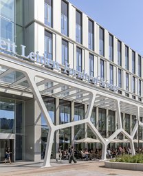 Entree van het nieuwe Gorlaeus Gebouw van de Universiteit Leiden