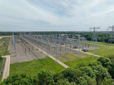 Hoogspanningsstation-Maasbracht-en-natuurgebied---32684