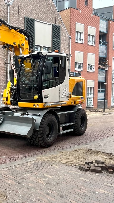 Mobiele Graafmachine Heijmans op werk Tiel