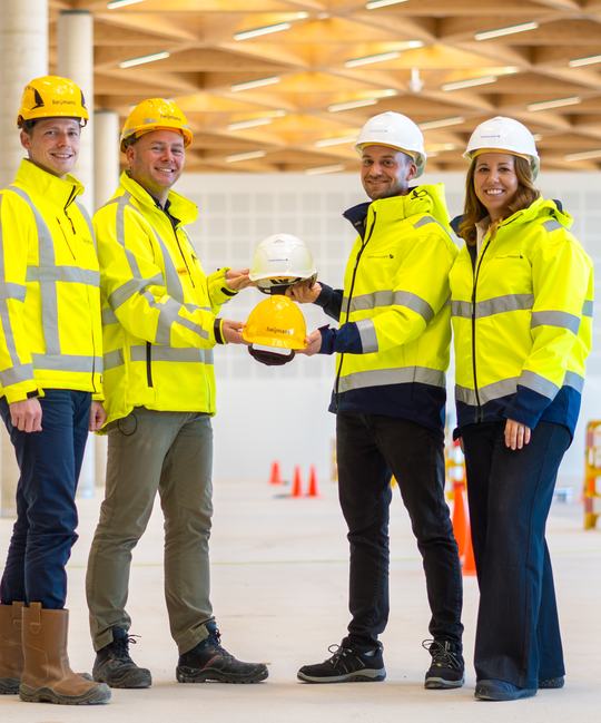 Medewerkers van Heijmans en Eindhoven Airport poseren tijdens het tekenmoment