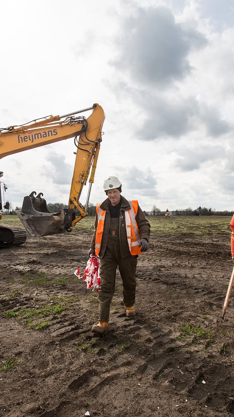 Saneringslocatie waar ex-situ sanering wordt uitgevoerd, met apparatuur die vervuilde grond verwijdert en reinigt
