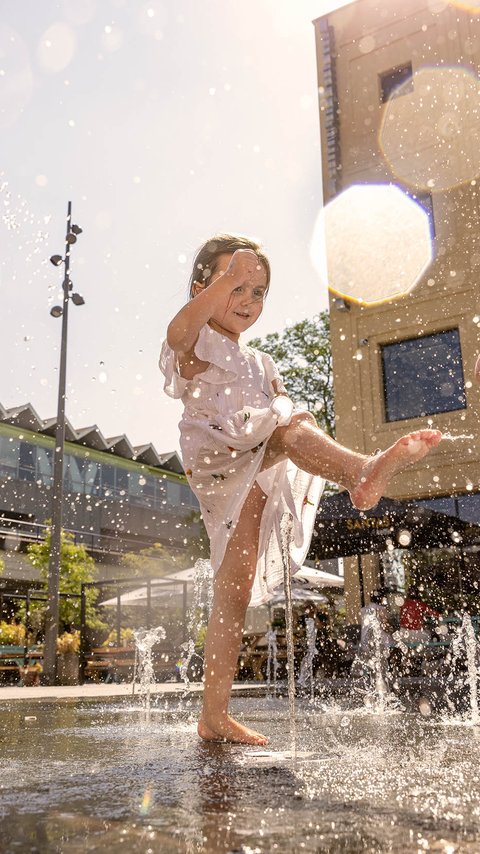 Kinderen spelen in de fontein op  het Hart van Zuidplein in Rotterdam.