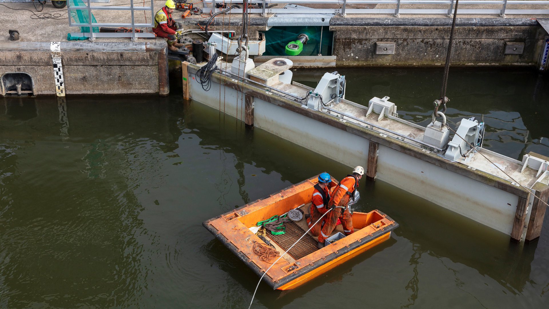 Heijmans waterwerken sluis Sambeek sluisdeur bootje.jpg