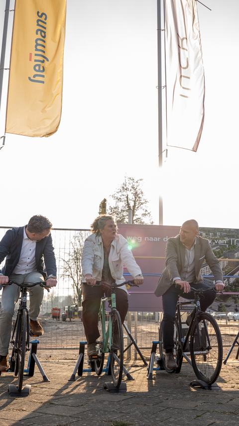 Clemens Hoedjes, regiodirecteur Vastgoed Heijmans, Mieke Verhees, wethouder Wonen gemeente Eindhoven en Roy Beijnsberger, algemeen directeur van Woonbedrijf.