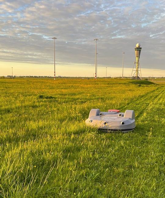Robotmaaier maait het gras bij Schiphol Amsterdam