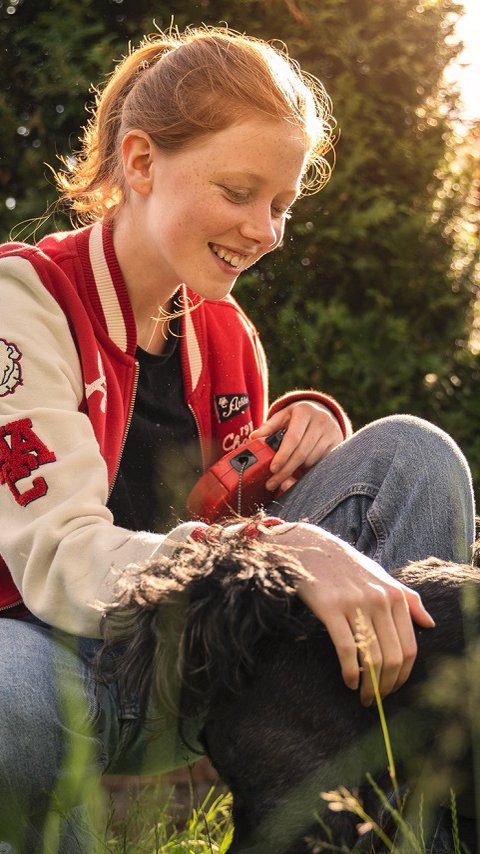 Kindje aait een hond in een gezonde Heijmans Horizon leefomgeving