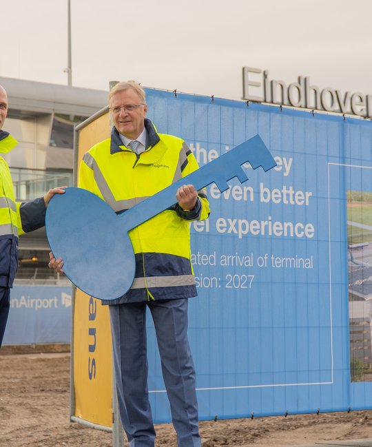 Start bouw Eindhoven Airport door Heijmans. Roel Hellemons (CEO Eindhoven Airport) overhandigt sleutel aan Ton Hillen (CEO Heijmans)