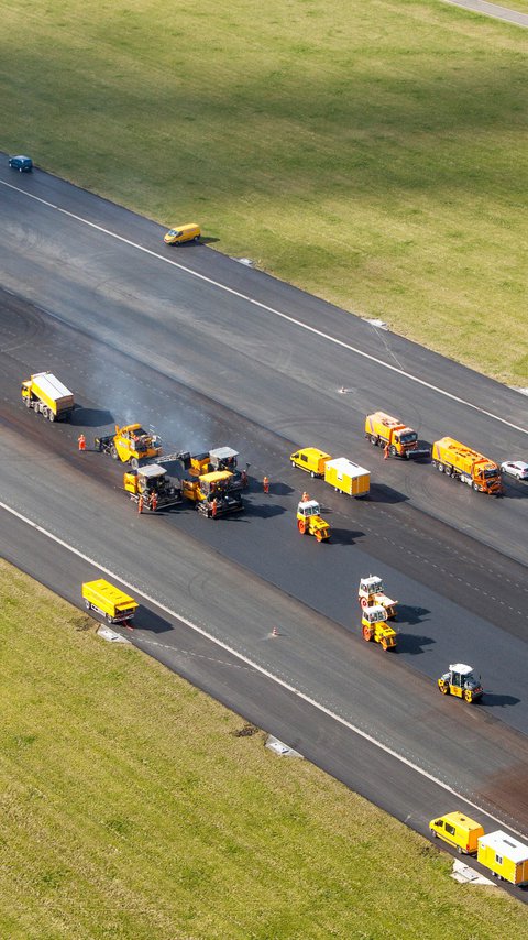 Asfalteren Flightflex Polderbaan Schiphol Heijmans maart 2021.jpg