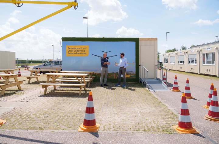 Collega's van Heijmans buiten het bezoekerscentrum van Schiphol.