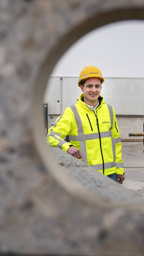 Frank Savelkouls samen met Richaël de Jong bij de ECO-paal