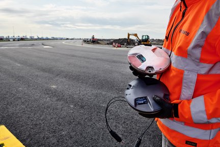 2.Eerste afbeelding in kolom. Linksonder gereviseerde armatuur  - Schiphol